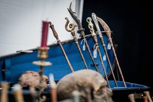 Malleval : des baguettes magiques fabriquées avec du bois du Pilat à  destination des apprentis sorciers - France Bleu